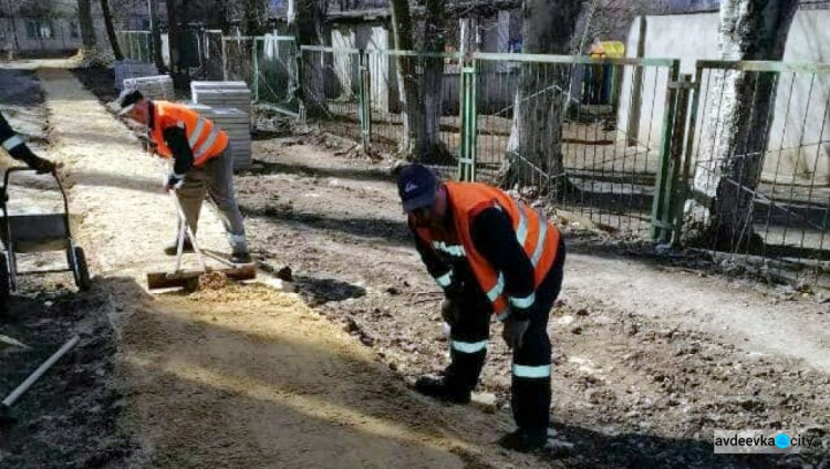 Комунальники облаштували в Авдіївці пішохідну зону