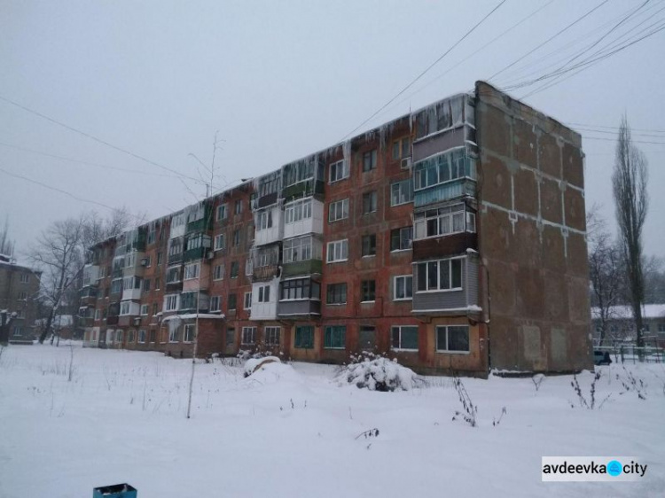 Авдеевские коммунальщики объявили войну ледяным сталактитам (ФОТО)