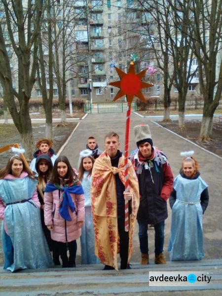 В Авдіївці учні 7 школи влаштували святковий вертеп (ФОТО)