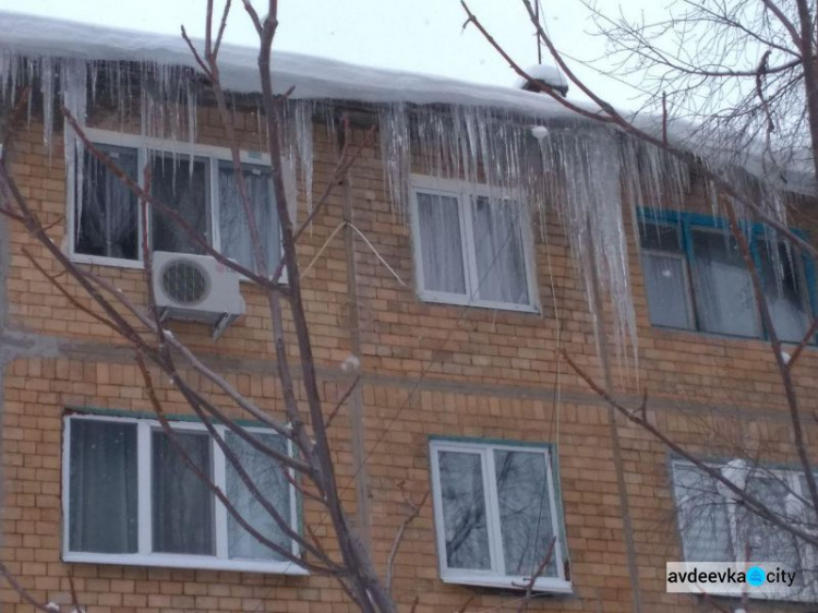 Авдеевские коммунальщики объявили войну ледяным сталактитам (ФОТО)