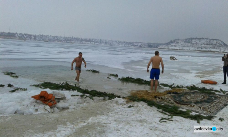 Фоторепортаж с Крещения в Авдеевке: Жители и гости города массово ныряют в прорубь