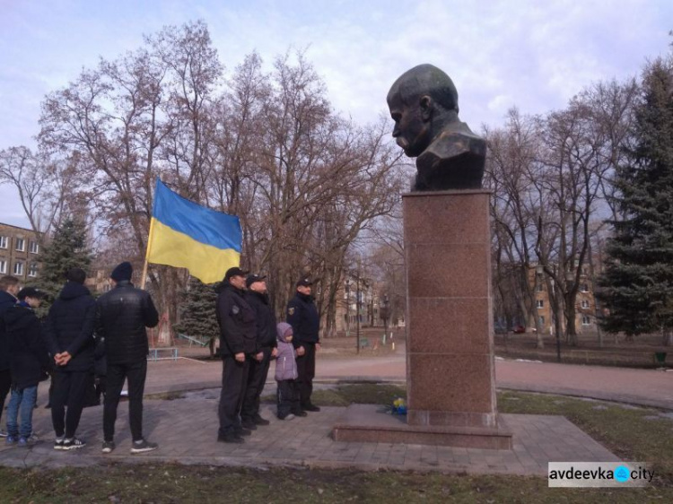 Авдіївські правоохоронці влаштували поетичний флешмоб до дня народження великого Кобзаря (ФОТО+ВІДЕО)