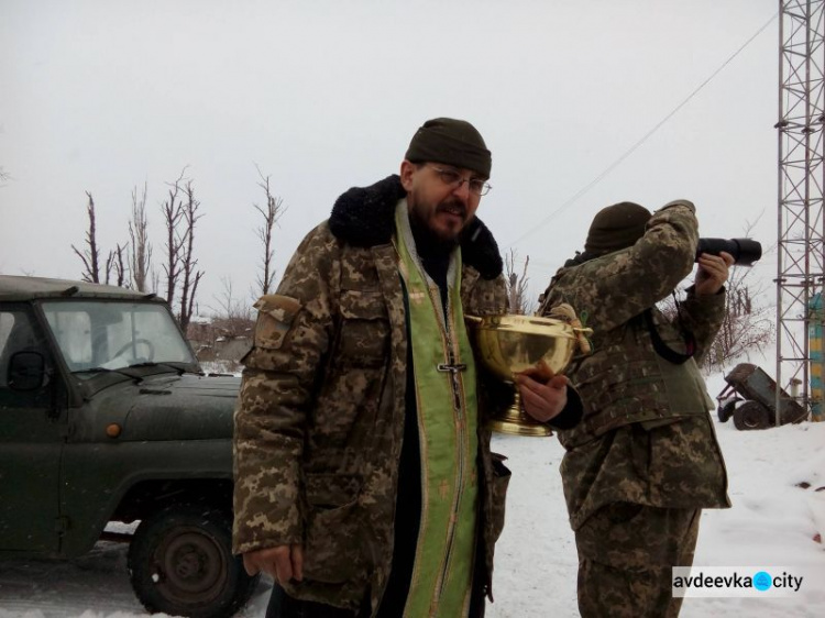 Бутылки с крестиками и перебежки между позициями: особенности освящения воды на передовых позициях ВСУ у Авдеевки (ФОТО + ВИДЕО)