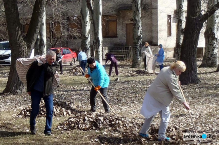 В Авдіївці військові та місцеві медики вийшли на суботник