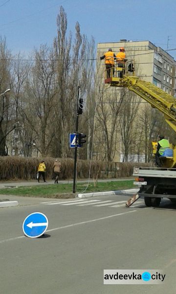 Фотофакт: у авдеевской школы появились светофоры