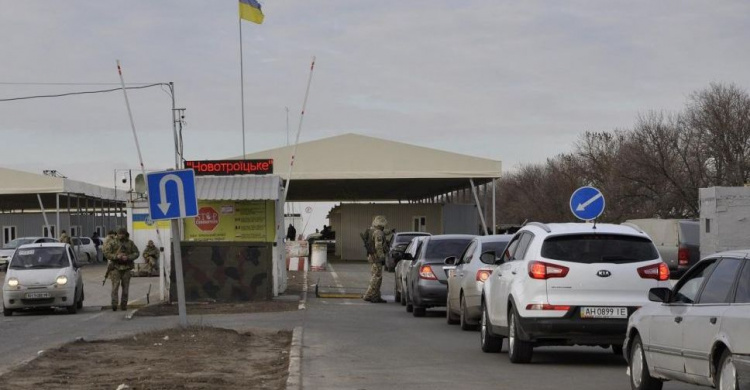 Донбасские КПВВ стали реже пересекать пешеходы и машины