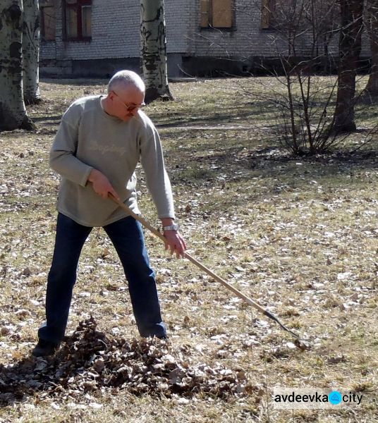 В Авдіївці військові та місцеві медики вийшли на суботник