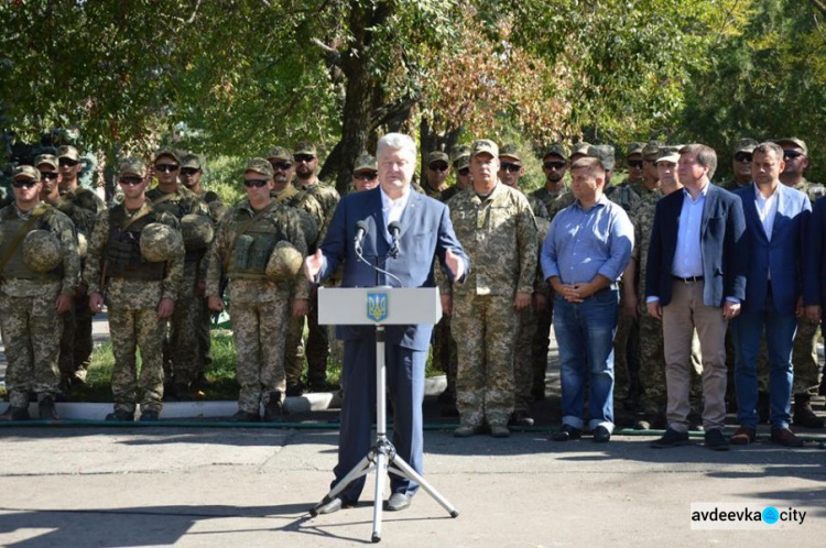 Важный для украинских военных закон Президент Украины подписал в прифронтовой Авдеевке (ФОТОФАКТ)