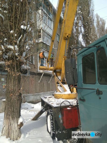 Авдеевские коммунальщики объявили войну ледяным сталактитам (ФОТО)