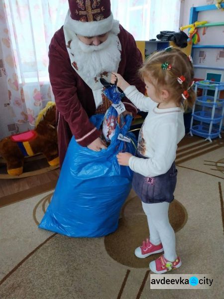 Детям из Авдеевки и еще трех прифронтовых населенных пунктов  устроили новогоднее чудо  (ФОТО)