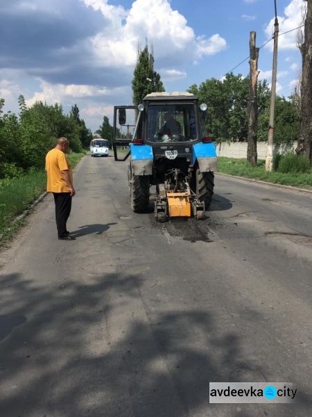 Фотофакт: в Авдеевке идет дорожный ремонт