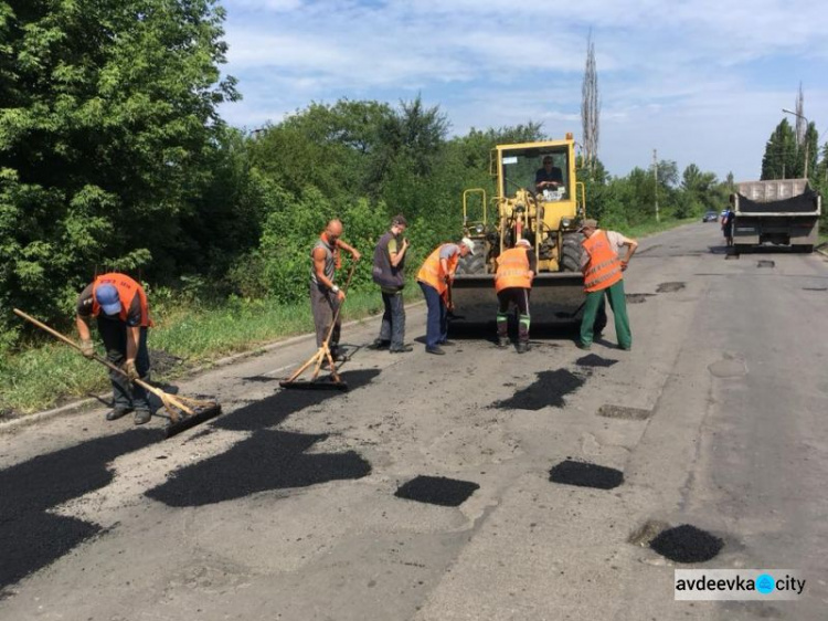 В Авдеевке идет работа на всех фронтах: фоторепортаж