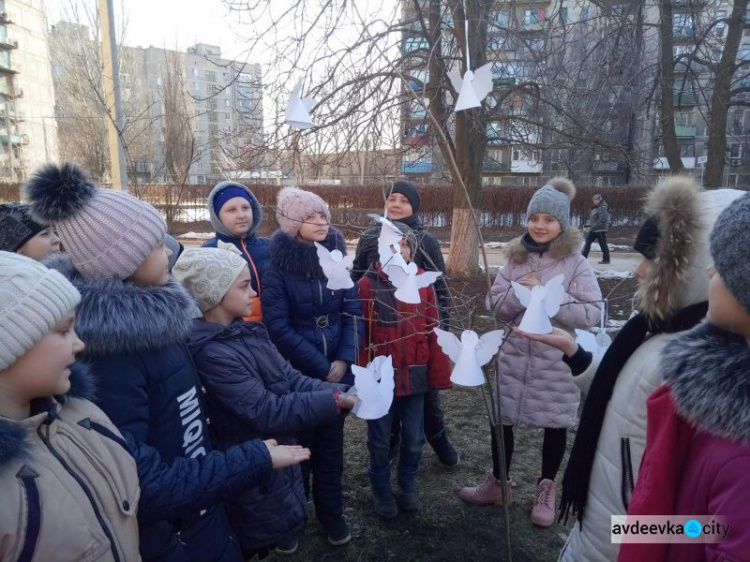 В школах Авдеевки почтили память Героев Небесной Сотни (ФОТО)