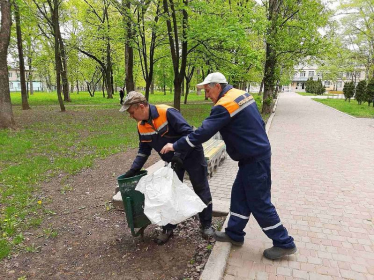 Супергерої кожного дня: як комунальники Авдіївки під обстрілами наводять лад у фронтовому місті