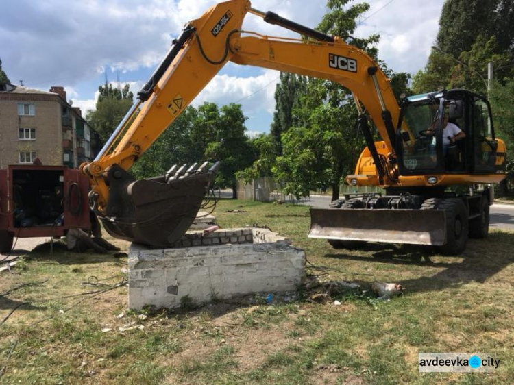 В Авдеевке идет работа на всех фронтах: фоторепортаж