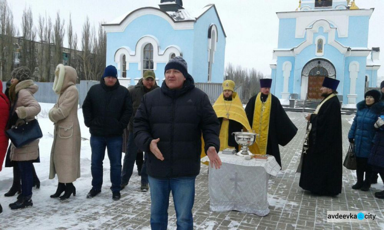 На новеньких автобусах и с Божьим благословением: В Авдеевке запустили новый маршрут (ФОТОРЕПОРТАЖ)