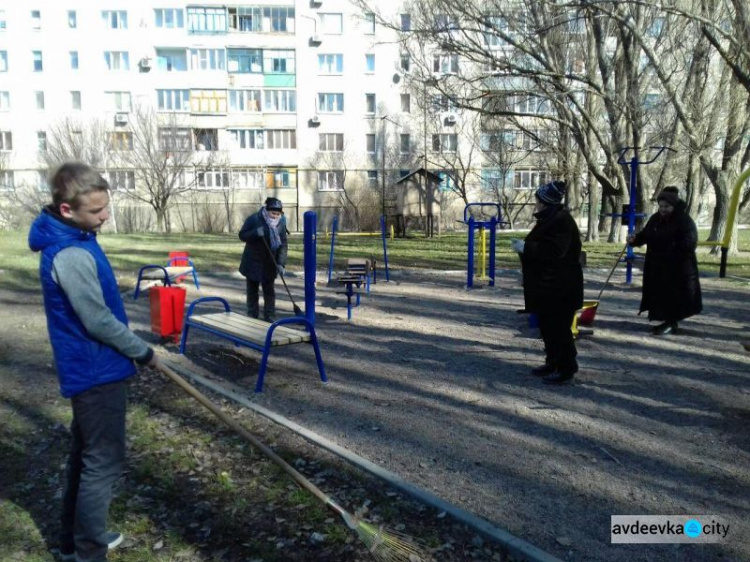 В Авдеевке кипела работа на спортивной площадке (ФОТОФАКТ)