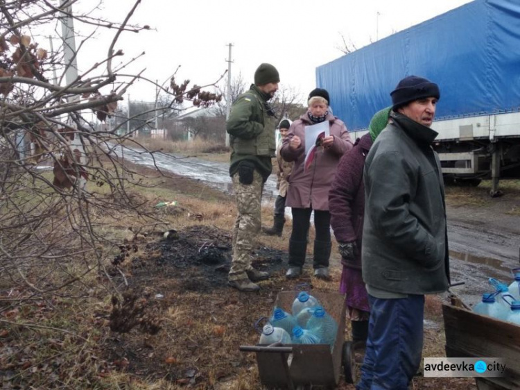 Авдеевские «симики» получают и раздают подарки (ФОТО)