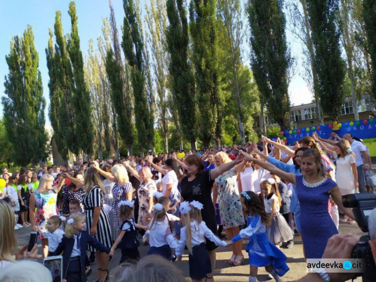 Первый звонок в авдеевских школах: торжественные линейки, шары и награждения (ФОТО)