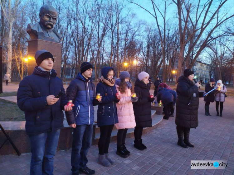 Згадуючи жертв голодоморів: Авдіївка долучилася до акції "Запали свічку" (ФОТО)