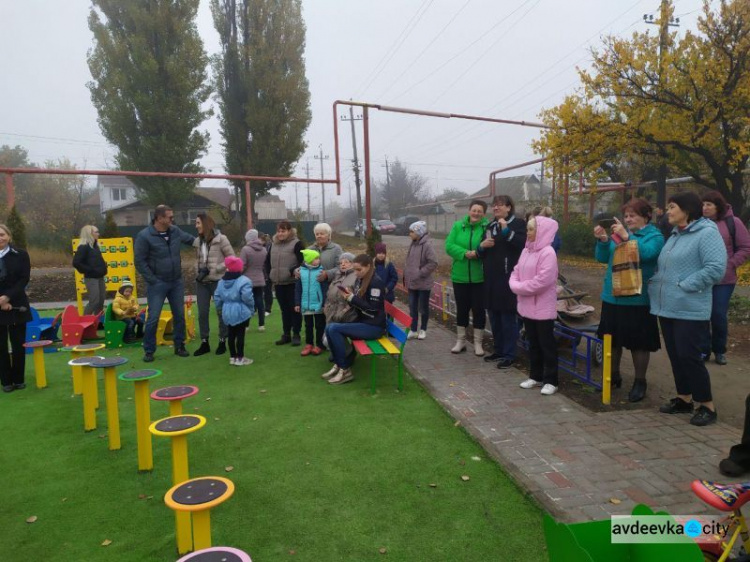 Детвору в старой части Авдеевки порадовали новым местом отдыха: фоторепортаж