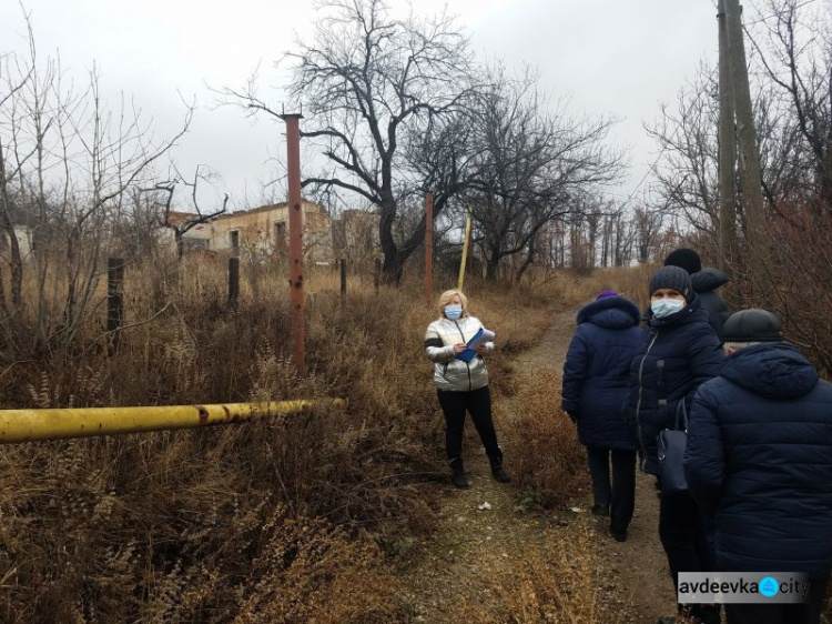 В Авдеевке продолжают обследовать разрушенное в результате обстрелов жилье