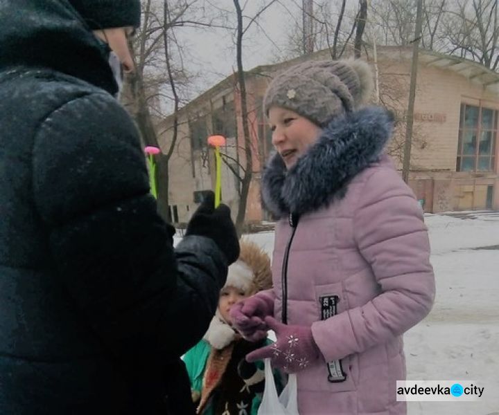 Авдеевские лиговцы сделали комплимент женщинам города (ФОТОФАКТ)