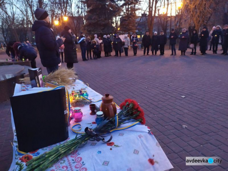 Згадуючи жертв голодоморів: Авдіївка долучилася до акції "Запали свічку" (ФОТО)