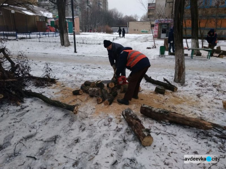 Авдеевские коммунальщики оперативно борются с последствиями непогоды (ФОТО)