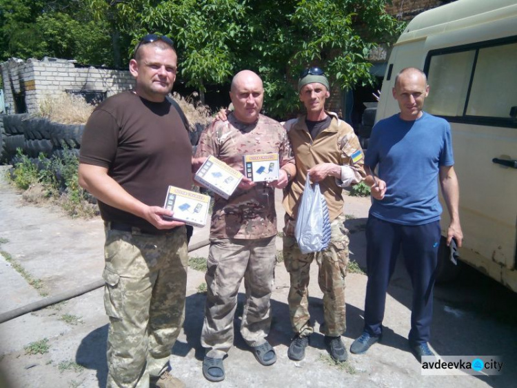 Бочка, пирожки, сало и огурцы добрались до защитников Авдеевки (ФОТО)