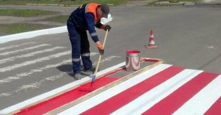 В Авдіївці почали оновлювати розмітку пішохідних переходів