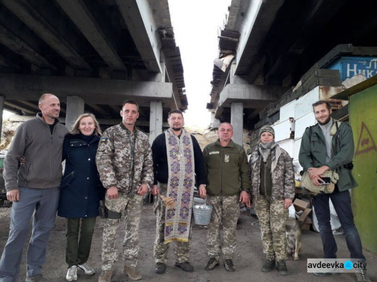 Авдеевские «симики» помогали доставлять воду, игрушки, лекарства и продукты (ФОТО)