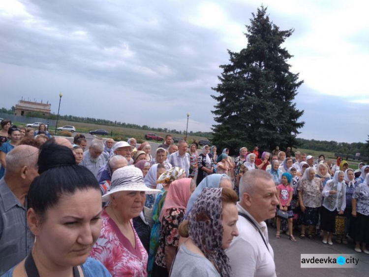 Авдеевка массово помолилась за мир: фоторепортаж