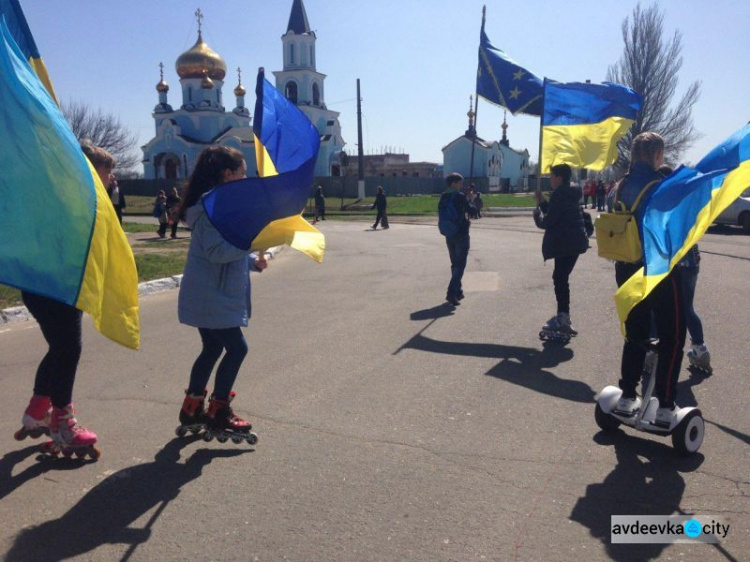 Авдеевцы поют и танцуют с самого утра: фоторепортаж