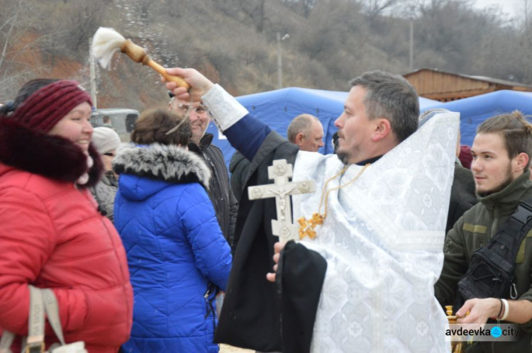 Сотни авдеевцев пришли окунуться в священную воду (ФОТОФАКТ)