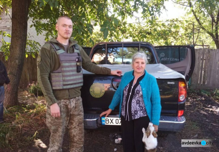 Авдеевские «симики» развезли одежду с литературой и помогли получить пенсионные карточки