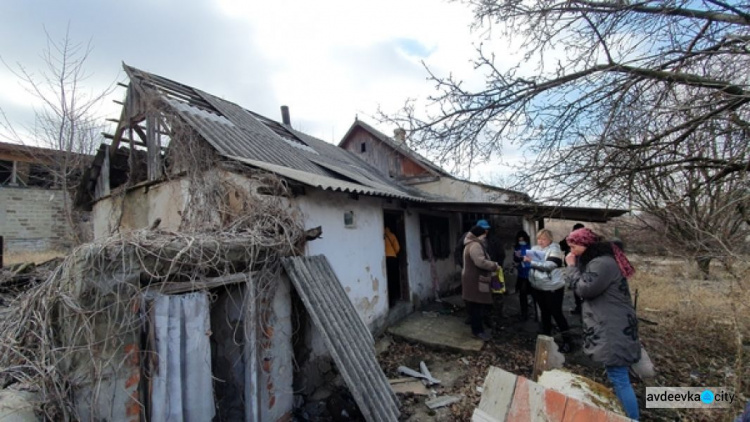 В Авдіївці продовжують обстежувати житло, зруйноване внаслідок обстрілів