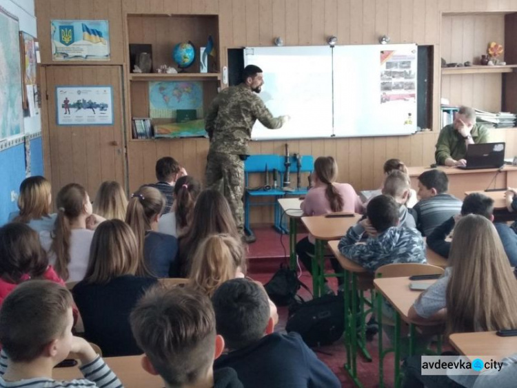 Авдеевские «симики» стараются обезопасить и порадовать детей (ФОТО)