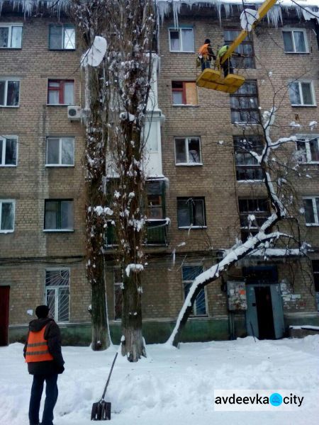 Авдеевские коммунальщики объявили войну ледяным сталактитам (ФОТО)