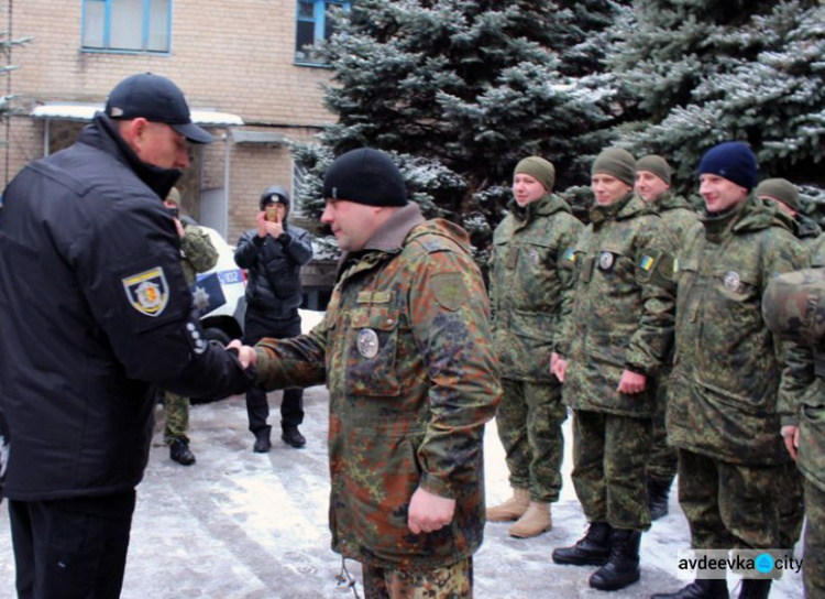 В Авдеевке вручили новые погоны: фоторепортаж