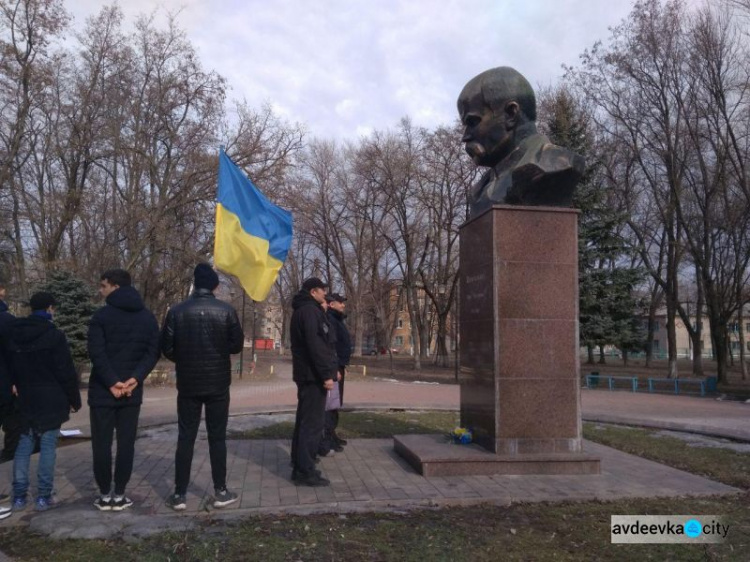 Авдіївські правоохоронці влаштували поетичний флешмоб до дня народження великого Кобзаря (ФОТО+ВІДЕО)