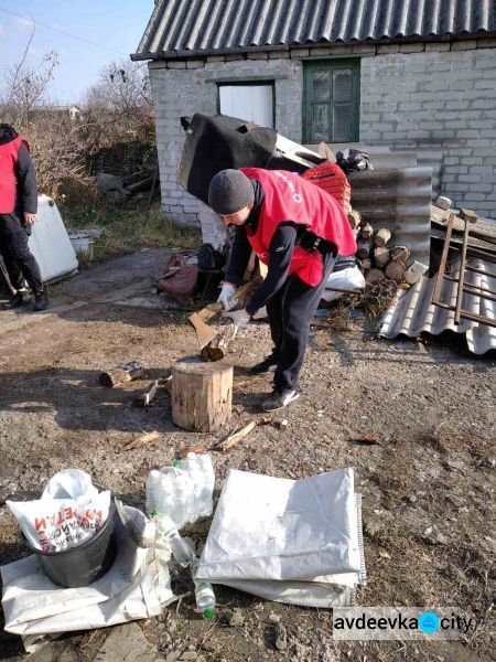 Молодёжь АКХЗ помогла одинокой, пожилой женщине подготовить дом к зиме 