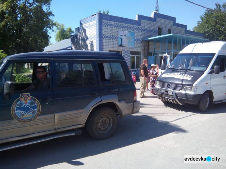 Авдеевские «симики» совершили рейд по прифронтовым поселкам и передали помощь защитникам