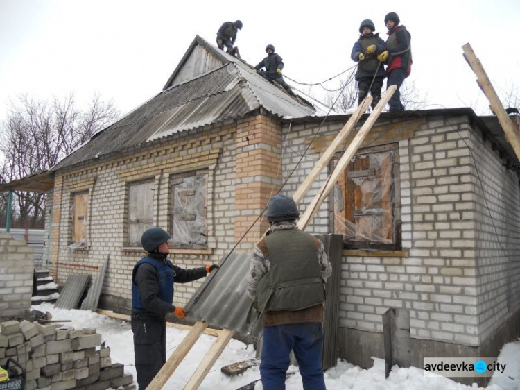 В Авдеевке ремонтировали поврежденные обстрелами дома по трем улицам (ФОТО)