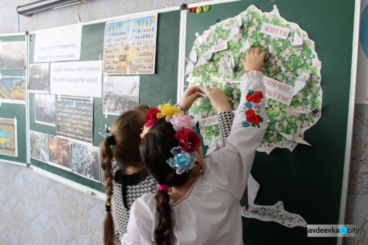 В школах Авдеевки почтили память Героев Небесной Сотни (ФОТО)