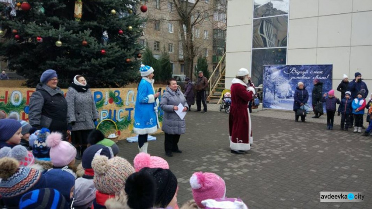 В прифронтовой Авдеевке рождественская елка зажгла огни (ФОТО)