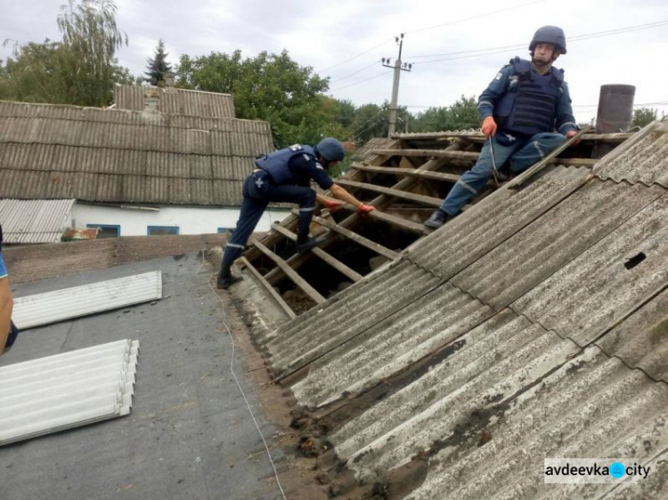 Бойцы ГСЧС восстанавливают дома на двух улицах в прифронтовой Авдеевке (ФОТО)