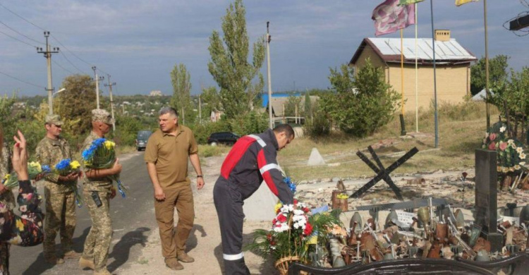 Украинских защитников разных столетий почтили в Авдеевке (ФОТО)