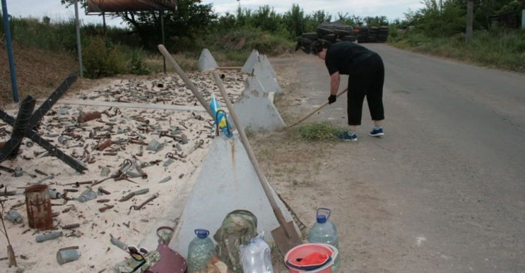 В районе Авдеевской промзоны наводят порядок на мемориале (ФОТО)