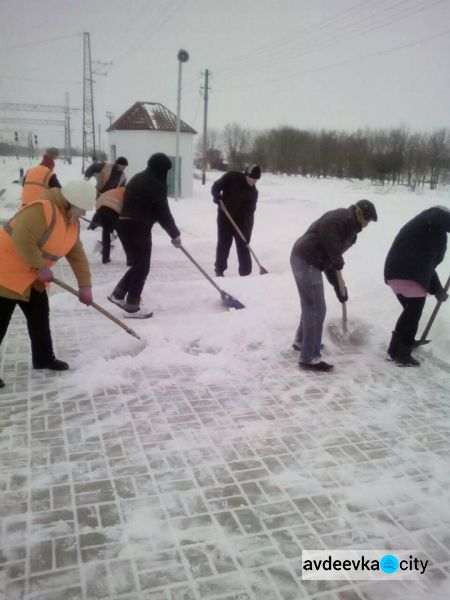 Железнодорожники Донбасса вступили в бой со стихией: опубликованы фото